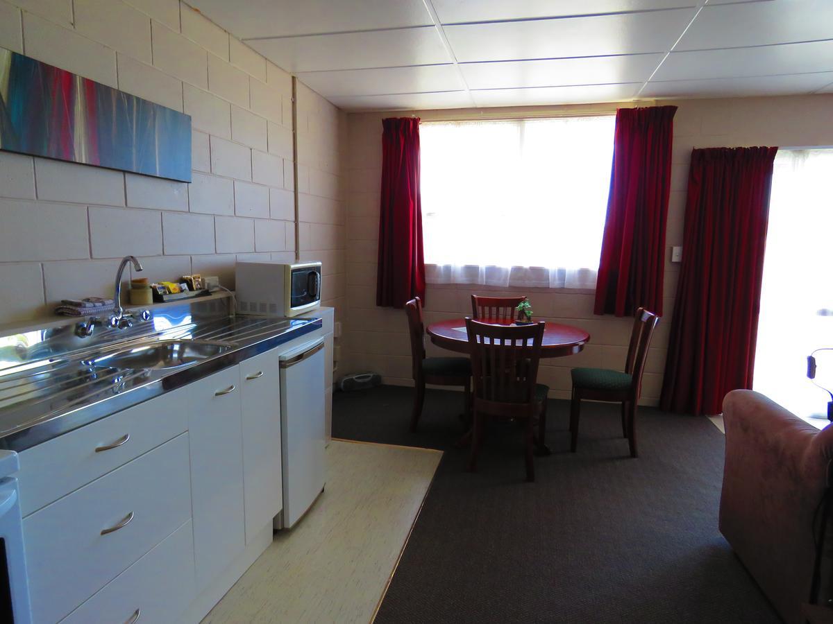 Opunake Motel And Backpackers Lodge Экстерьер фото